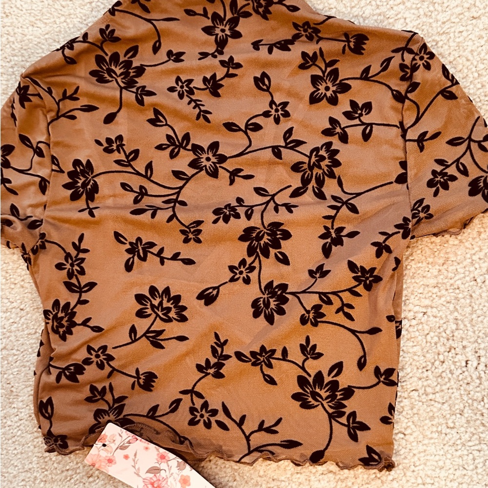 Felt Flower Overlay Crop Top - Picture 8 of 8